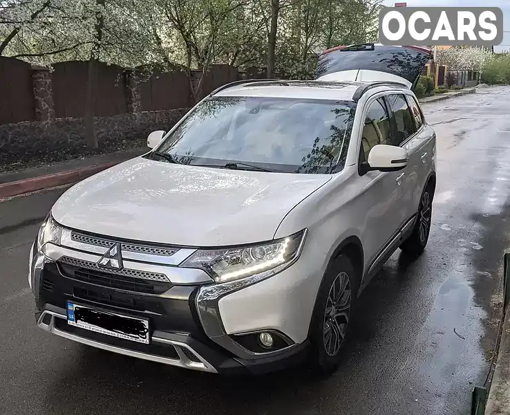 Позашляховик / Кросовер Mitsubishi Outlander 2016 2.4 л. Автомат обл. Київська, Київ - Фото 1/19