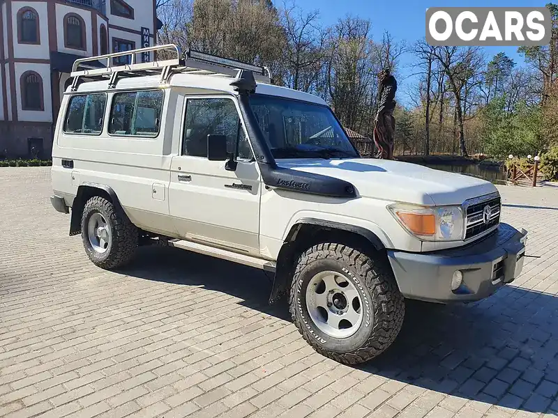 Внедорожник / Кроссовер Toyota Land Cruiser 2011 4.2 л. Ручная / Механика обл. Ровенская, Ровно - Фото 1/12