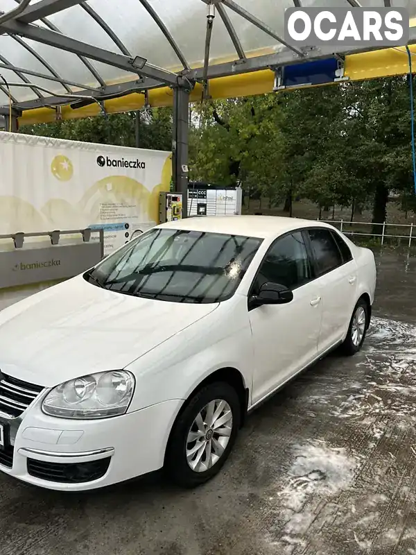 Седан Volkswagen Jetta 2009 1.6 л. Автомат обл. Львівська, Буськ - Фото 1/21