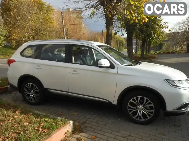 Внедорожник / Кроссовер Mitsubishi Outlander 2016 2.36 л. Вариатор обл. Черновицкая, Черновцы - Фото 1/14