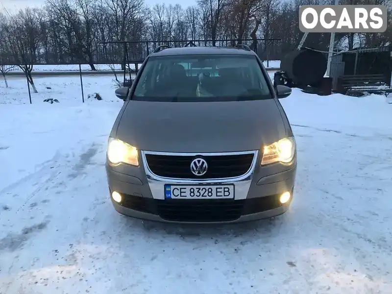 Мінівен Volkswagen Touran 2010 1.9 л. Ручна / Механіка обл. Чернівецька, Чернівці - Фото 1/16