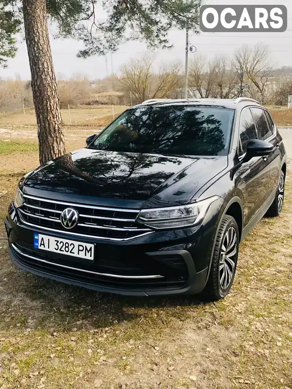 Позашляховик / Кросовер Volkswagen Tiguan 2022 1.98 л. Робот обл. Київська, Вишневе - Фото 1/21