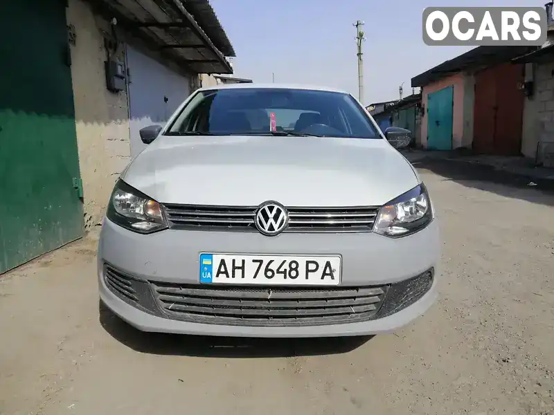 Седан Volkswagen Polo 2012 1.6 л. Ручна / Механіка обл. Донецька, Покровськ (Красноармійськ) - Фото 1/8