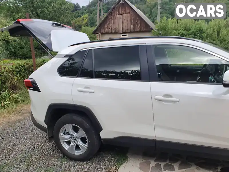 Позашляховик / Кросовер Toyota RAV4 2020 1.99 л. Варіатор обл. Закарпатська, Мукачево - Фото 1/17