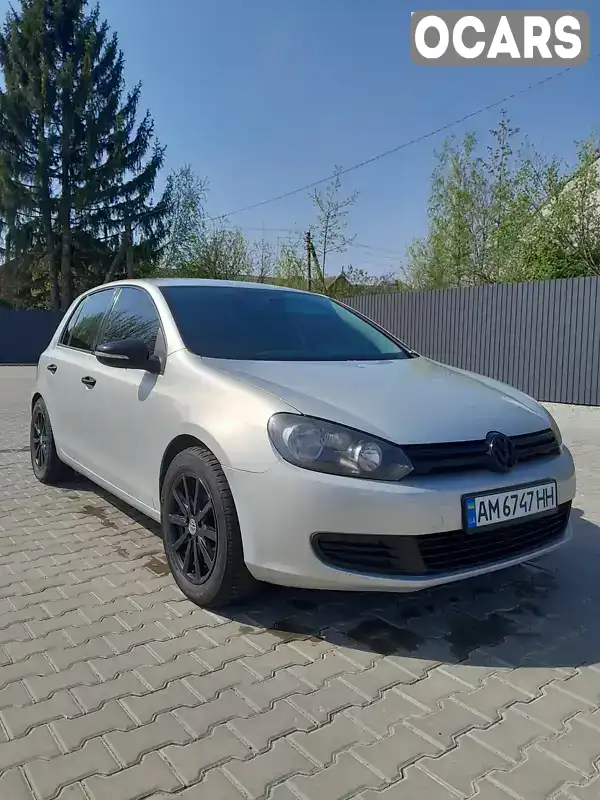 Хэтчбек Volkswagen Golf 2010 1.6 л. Ручная / Механика обл. Житомирская, Хорошев (Володарск-Волынский) - Фото 1/15