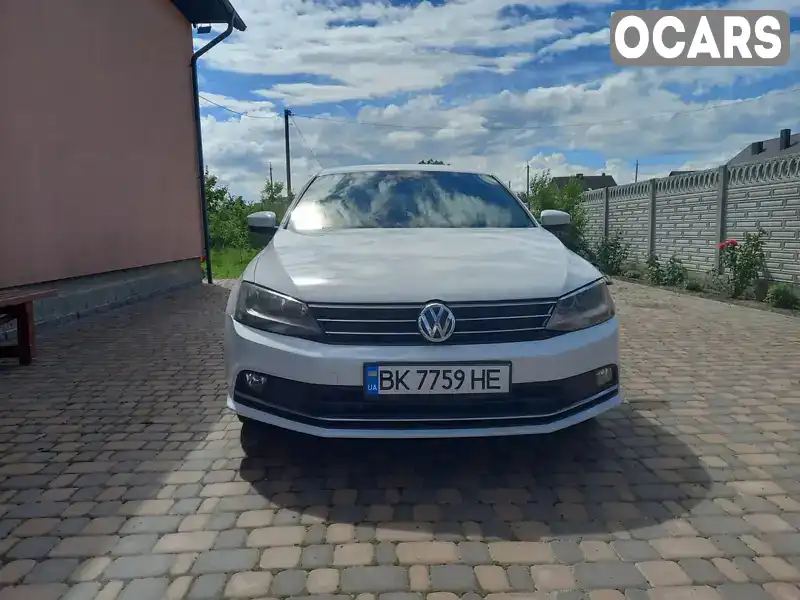 Седан Volkswagen Jetta 2015 1.8 л. обл. Ровенская, Ровно - Фото 1/9