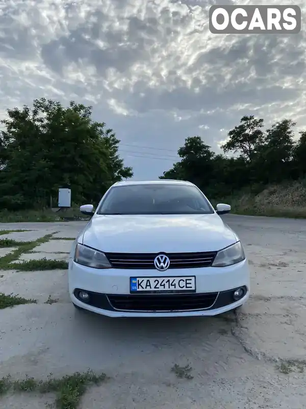 Седан Volkswagen Jetta 2012 2.48 л. Автомат обл. Київська, Вишневе - Фото 1/16