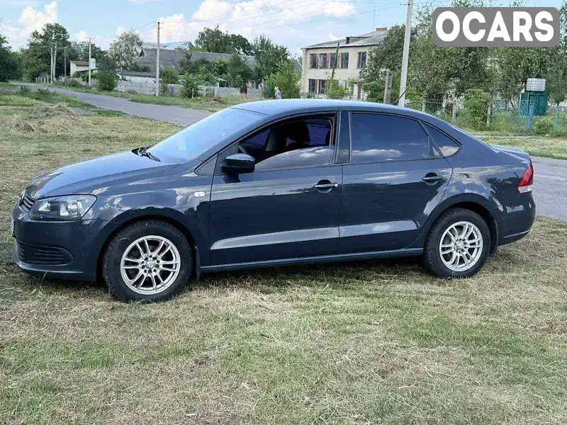 Седан Volkswagen Polo 2013 1.6 л. Ручна / Механіка обл. Черкаська, Золотоноша - Фото 1/11