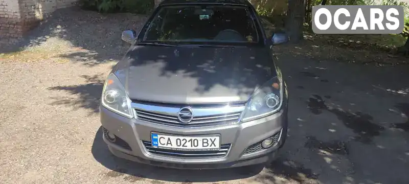 Седан Opel Astra 2011 1.6 л. Ручная / Механика обл. Черкасская, Черкассы - Фото 1/16
