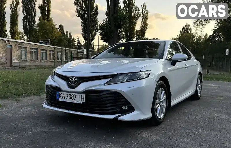 Седан Toyota Camry 2018 2.49 л. Автомат обл. Київська, Київ - Фото 1/14