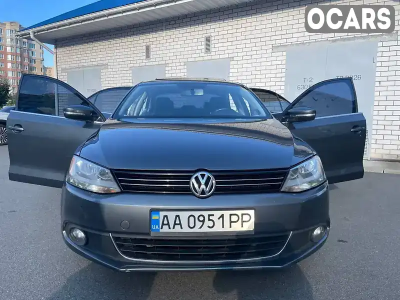 Седан Volkswagen Jetta 2013 2.5 л. Автомат обл. Київська, Вишневе - Фото 1/21