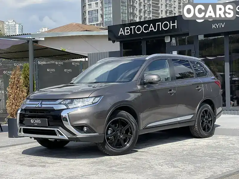 Внедорожник / Кроссовер Mitsubishi Outlander 2021 2 л. Автомат обл. Киевская, Киев - Фото 1/21