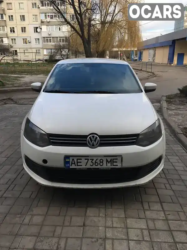 Седан Volkswagen Polo 2013 1.6 л. Ручна / Механіка обл. Дніпропетровська, Павлоград - Фото 1/4