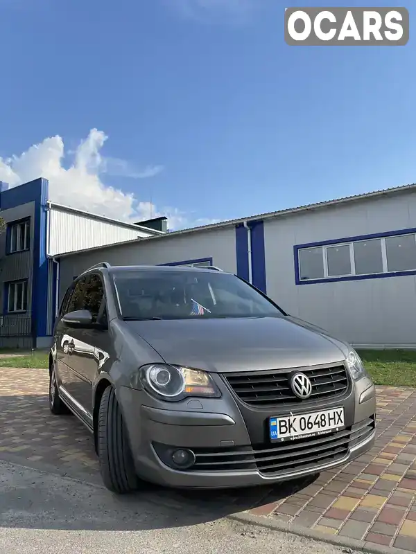 Минивэн Volkswagen Touran 2010 1.9 л. Ручная / Механика обл. Ровенская, Дубровица - Фото 1/21