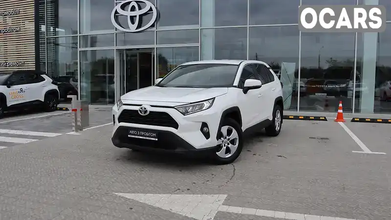 Позашляховик / Кросовер Toyota RAV4 2020 1.99 л. обл. Рівненська, Рівне - Фото 1/21